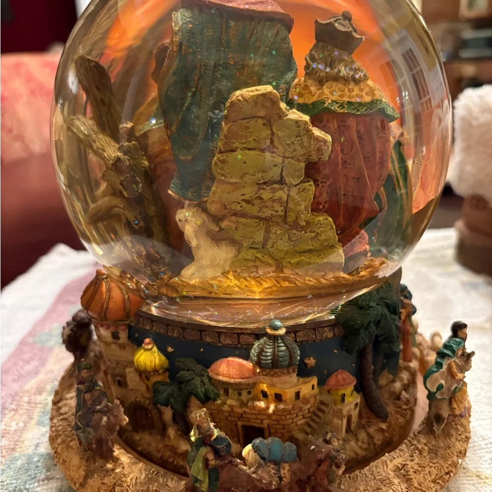 Large Nativity Scene Snow Globe - Picture 6 of 7